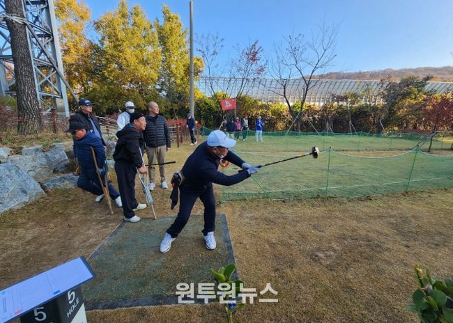 12일 오전 기형도문화공원 파크골프장에서 열린 ‘제1회 광명시장배 장애인 파크골프대회’ 참가자들이 경기를 하고 있다.