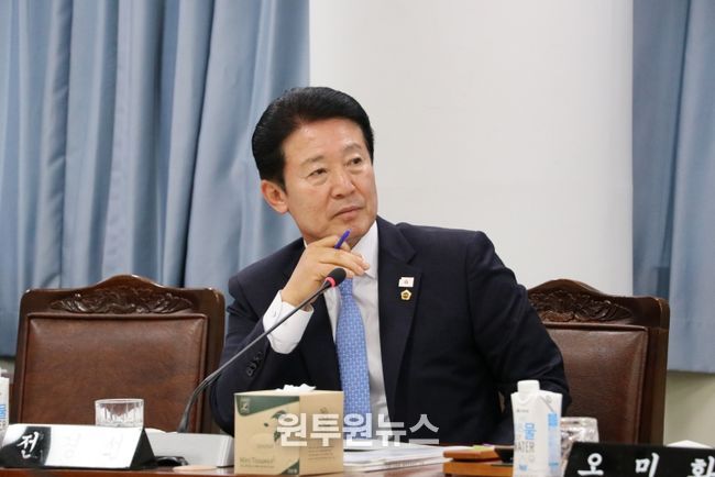 전라남도의회 제395회 제2차 정례회 기획행정위원회 소관 행정사무감사에서 전경선 의원이 집행부를 향해 질의를 하고 있다.