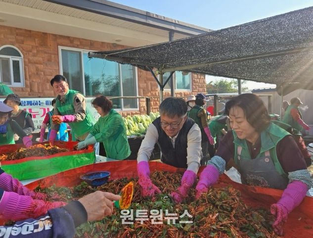 진천군 덕산읍 새마을 남녀지도자협의회, 사랑의 김장 나누기 실시