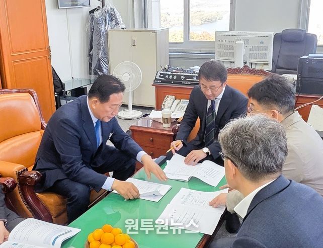 12일 김한종 장성군수(좌측)가 한병도 예산결산특별위원회 위원장에게 현안사업 추진의 당위성을 설명하고 있다