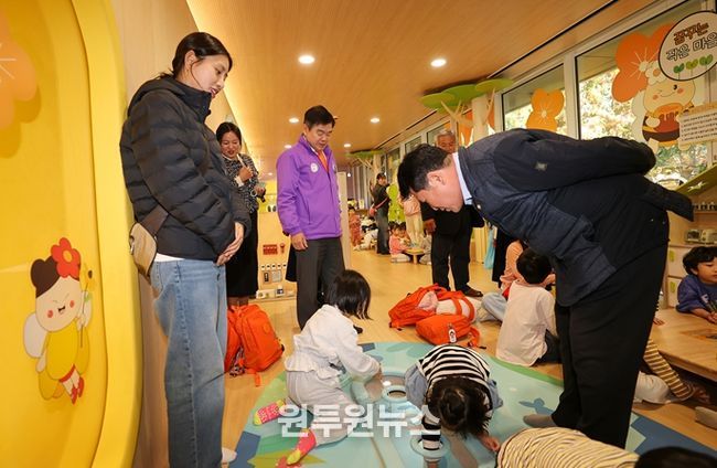 이필형 동대문구청장이 서울형 키즈카페 ‘새샘공원점’을 방문해 아이들이 노는 모습을 지켜보고 있다.