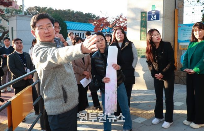 이상일 용인특례시장이 14일 포곡초등학교에서 학부모들과 만나 학생들의 안전을 위한 방안을 논의했다.