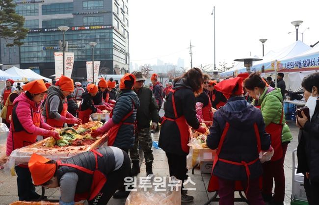 지난해 행사 ‘금천 도시농업 한마당’에서 지역주민들이 김장을 담그고 있다