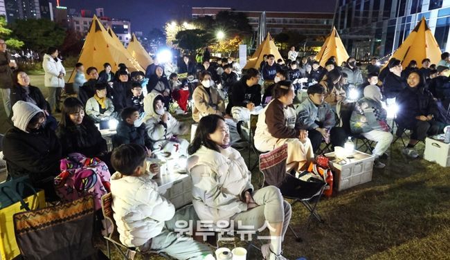동구청 잔디광장에서 열린 ‘동구 별빛과학캠프’에서 참여자들이 천체 관측을 하고 있다.