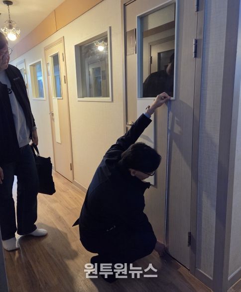 수원특례시, 유관기관 관계자들이 신종·변종 룸카페를 대상으로 합동점검을 진행하고 있다.