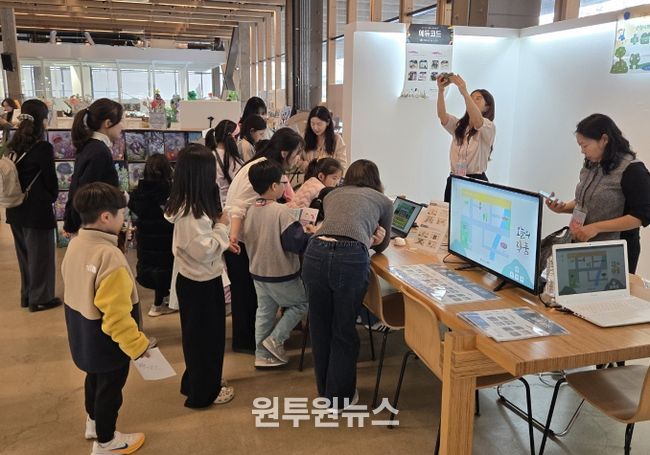 111CM 라운지에서 전시회 참여자들이 전시회를 관람하고 있다.