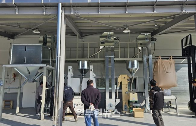 경주시는 논콩 생산 증가에 대응하기 위해 농기계임대사업소 본소에 대용량 콩정선선별기를 설치하고 시운전을 진행했다