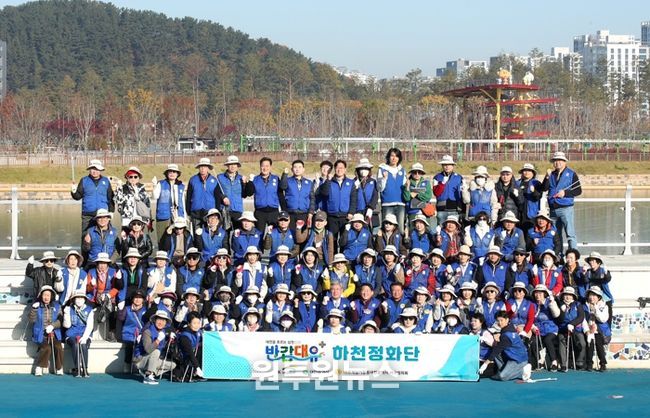 갑천생태호수공원 일원에서 진행된 환경정화 활동 기념 촬영