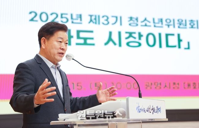 박승원 광명시장이 지난 15일 시청 대회의실에서 개최한 청소년 정책제안 보고회 '나도 시장이다'에 참석해 인사말을 하고 있다.