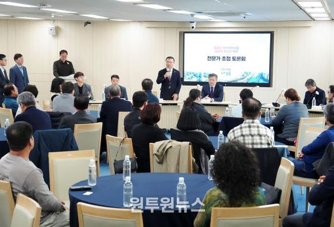 토론회가 진행되고 있는 모습