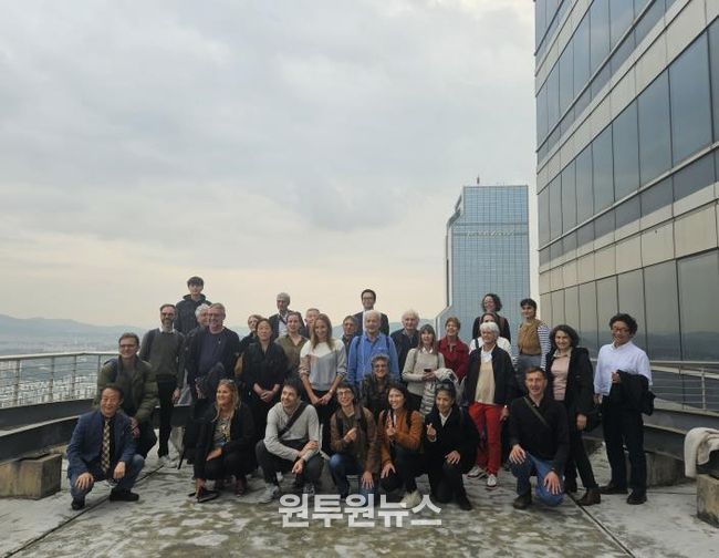 아셈타워 현장을 방문한 ACDC 방문단의 기념 촬영