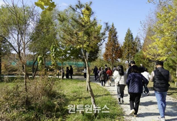 비봉습지공원 둘레길을 산책하는 시범투어 참여 관광객들