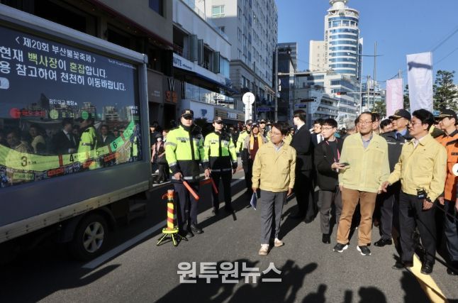 김민석 국무총리가 15일 부산 광안리해수욕장 일대를 돌아보며 부산 불꽃축제 안전관리상황을 점검하고 있다.(국무총리실)