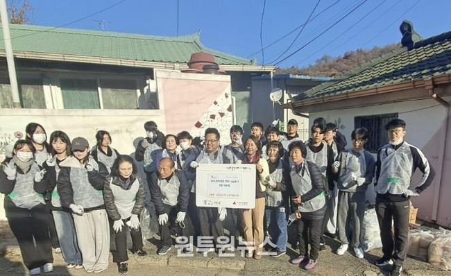 구리시 교문1동, 교문리교회 도르가봉사회로부터 연탄 900장 후원받아