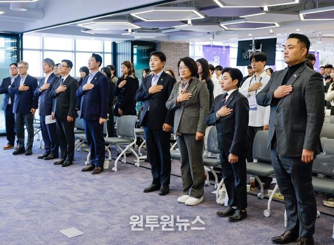 테크노폴 수료회 참석 시의원 국민의례 모습