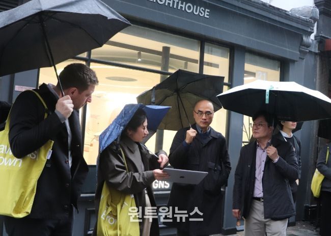 김병수 시장이 런던의 대표적 문화예술거리인 소호거리를 찾아 도시재생 성공 비결과 특징을 살피고 있다.