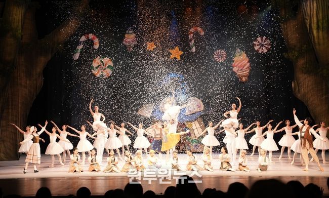 발레 <헨젤과 그레텔> 마지막 씬에서 전 출연진이 모두 나와 피날레 장면을 완성했다.