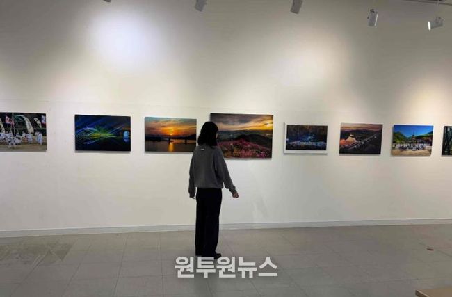 밀양아리랑아트센터 전시장에서 열리는 2025 밀양사계절관광 전국 사진 공모전