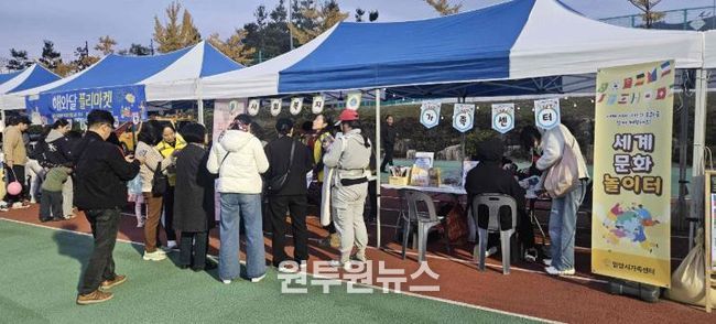 밀양시 해와달어린이집이 12일 밀양시종합운동장 보조경기장에서 나눔장터 행사를 진행했다.