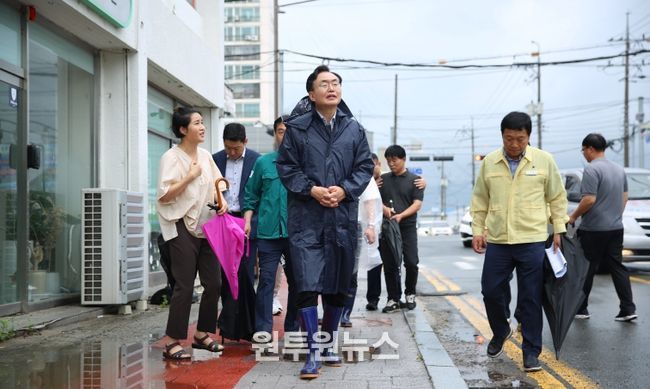 나주시가 7월 집중호우 피해를 입은 시민 부담을 덜기 위해 상하수도 요금 감면을 시행한다. 사진은 윤병태 시장이 금천면 일대 상습 침수 구역 점검에 나선 모습.