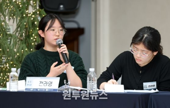 지난 15일 호남대학교 성인관 국제회의실에서 열린 ‘2025 청소년 토론한마당’에서 ‘청소년 실습(인턴) 활동의 노동 인정’ 주제로 학생들이 열띤 토론을 펼치고 있다.