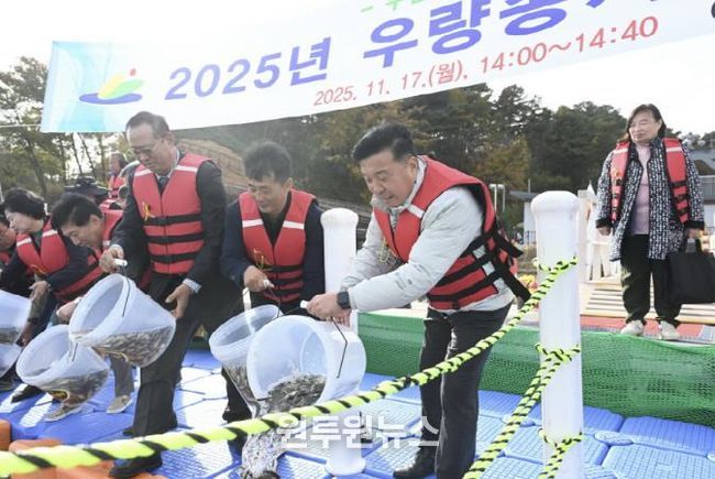 토종어류 방류 작업 모습