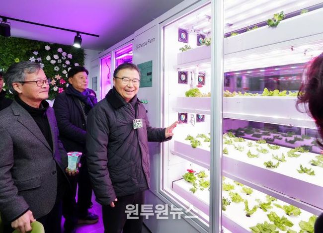 류경기 중랑구청장이 스마트팜을 둘러보고 있다