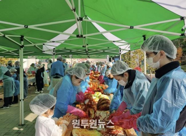 '사랑으로 버무러진 행복 한포기' 시흥시 장곡종합사회복지관, 김장 체험으로 사회적 나눔 실천