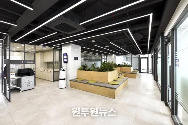 강동50플러스센터 공유사무실 내부 전경