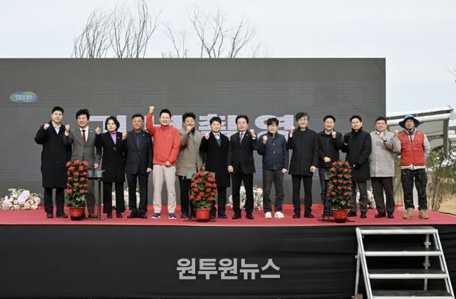 허남석 안산시 부시장(왼쪽 일곱번째)이 17일 ‘경기지방정원 새로숲 조성’ 착공식에서 참석자들과 함께 기념촬영을 하고 있다.