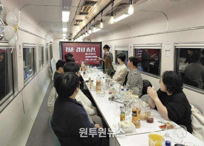 안산시 제4기 청년활동협의체 위원들이 17일 안산시 청년센터 상상스테이션에서 청춘 감성 충전 문화 교육을 받고 있다.