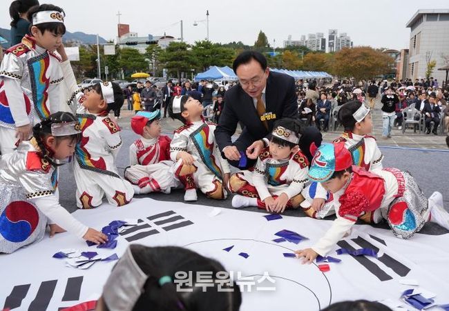 윤병태 나주시장이 10월 30일 나주학생독립운동의 정신을 되새기는 '제4회 나주시 태극기 거리 축제'에 참가해 어린이들과 함께 태극기 만들기 체험을 하고 있다.