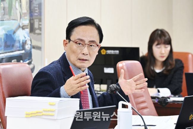 김형재 의원이 10일 열린 서울시의회 제333회 정례회 문화체육관광위원회 행정사무감사에서 서울시체육회 사무처장에게 질의를 하고 있다.