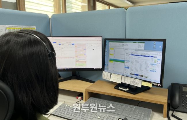 경주시 바로콜센터 상담 직원이 시민 문의를 처리하고 있는 모습