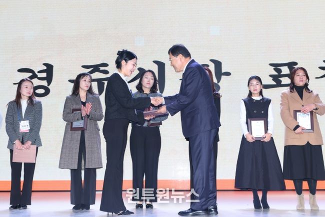 주낙영 경주시장이 15일 경주월드에서 열린 '2025 어린이집 한마음 큰잔치'에서 참석자들에게 격려의 메시지를 전하고 있다