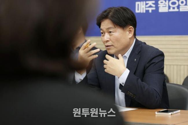 조용익 부천시장이 17일 시청에서 열린 ‘틈만나면, 현장속으로’ 에 참석해 시민과 생활 속 불편 해결을 위한 방안을 함께 이야기하고 있다.