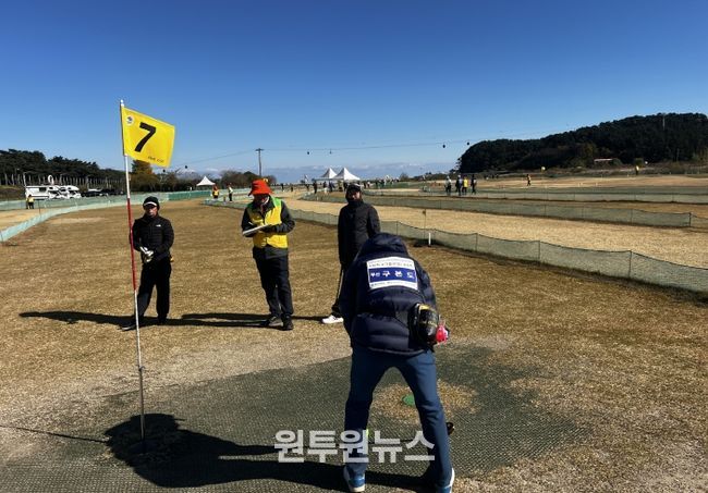 울진군은 11월 18일부터 28일까지 울진파크골프장에서‘2025 울진군수배 전국 파크골프대회’ 를 개최한다.(경기모습)