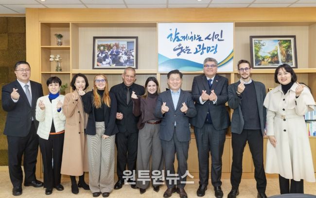 박승원 광명시장(사진 왼쪽 일곱 번째)이 17일 사회적경제·공정무역 분야의 교류 확대를 위해 광명시를 방문한 코스타리카 대사관과 코스타리카 커피연구소(ICAFE) 관계자와 차담회를 진행하고 기념사진을 촬영하고 있다. 사진 왼쪽 다섯 번째 마빈 로하스 커피연구소 이사, 여섯 번째 마리오 호세 카스티요 부총괄이사, 여덟 번째 호르헤 발레리오 주한 코스타리카 대사.