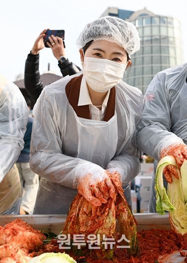 구미경의원 김장행사에 직접 참여하고 있다