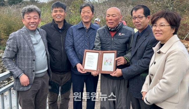 강진군 농수특산물 직거래사업단에서 남미륵사 법흥스님께 감사패를 전달하고 있다.