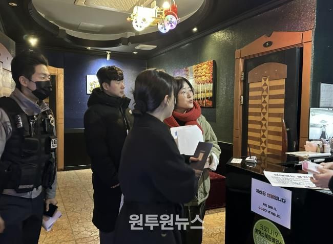 수원시와 유관기관 관계자들이 인계동 소재 유흥주점업소 대상으로 합동 점검을 하고 있다