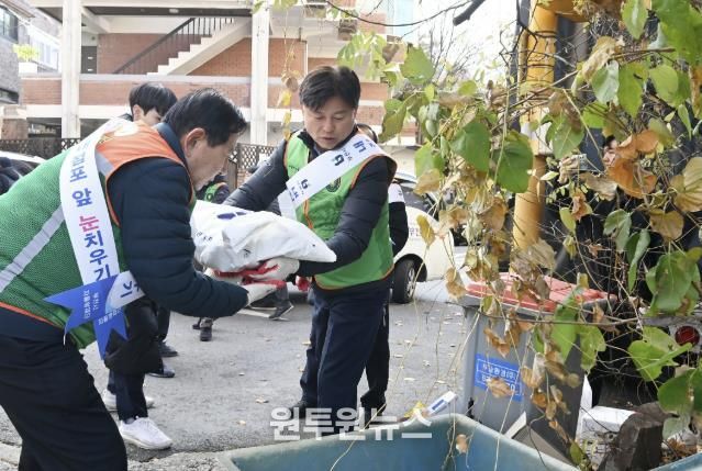 조용익 부천시장과 김태웅 부천시 자율방재단장이 제설제 보충 작업을 하고 있다.