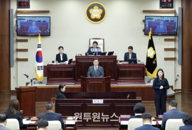 박승원 광명시장이 19일 '제 297회 광명시의회 제2차 정례회'에서 시정연설을 하고 있다.