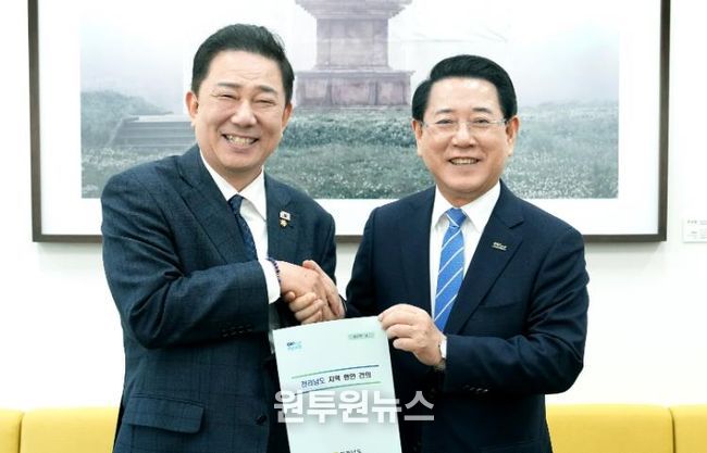 김영록 전라남도지사(오른쪽)가 19일 서울 국회에서 김병기 더불어민주당 원내대표와 면담을 갖고 2026년 국고 핵심사업 해결을 위한 건의 및 협조를 요청하고 있다.