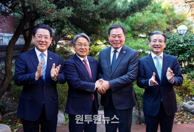 강기정 광주광역시장이 19일 서울 용산의 한 음식점에서 대통령실 주관 ‘대통령실-지자체 4자 사전협의’에 참석, 광주 민간·군공항 통합이전 추진에 대한 공감대를 이루며 기념촬영을 하고 있다. 사진 왼쪽부터 김영록 전남지사, 강기정 광주시장, 김산 무안군수, 김용범 대통령실 정책실장. /광주광역시 제공