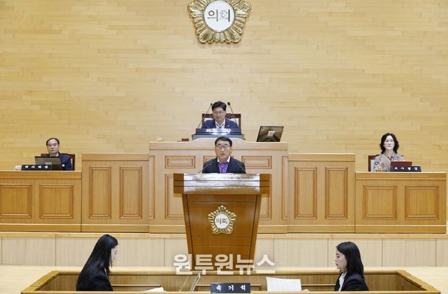 19일, 제332회 신안군의회 제2차 정례회에서 시정연설 중인 김대인 신안군수 권한대행