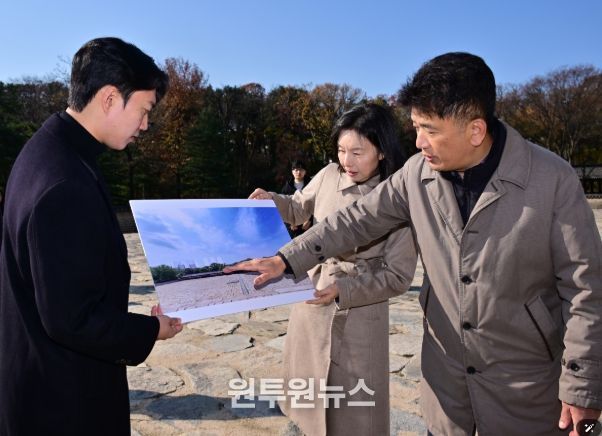 정전에서 바라 보이는 경관 뷰 확인하는 최호정 의장