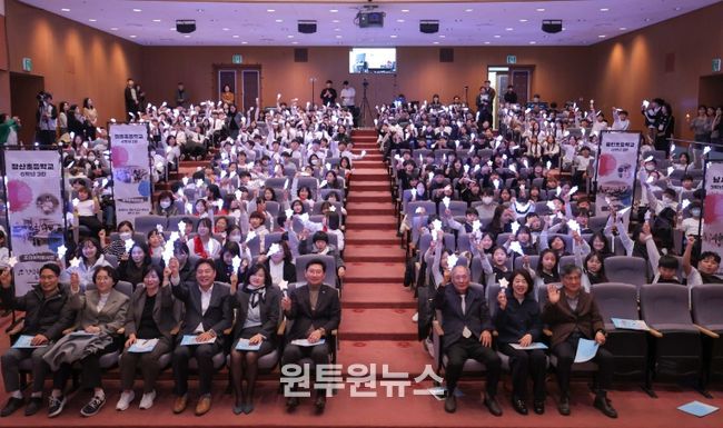 19일 용인특례시청 에이스홀에서 '노래로 기억하고 춤으로 표현하는 광복 80주년'을 주제로 청소년 창작동요·무용 발표회'가 열렸다..