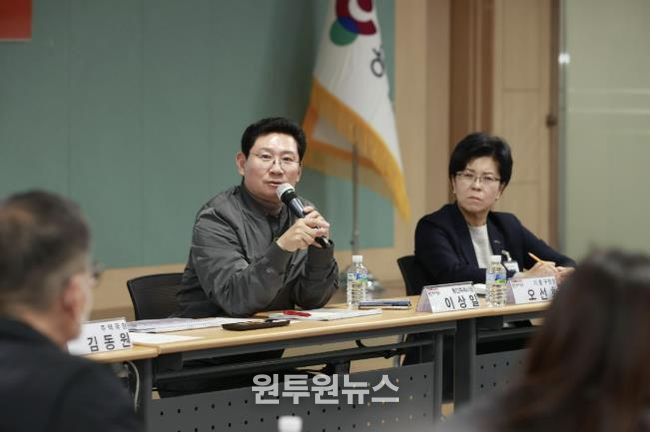 이상일 용인특례시장이 19일 기흥구청 다목적홀에서 ‘입주대표의회의 소통콘서트’를 열고 시민과 현안에 대해 이야기를 나누고 있다.