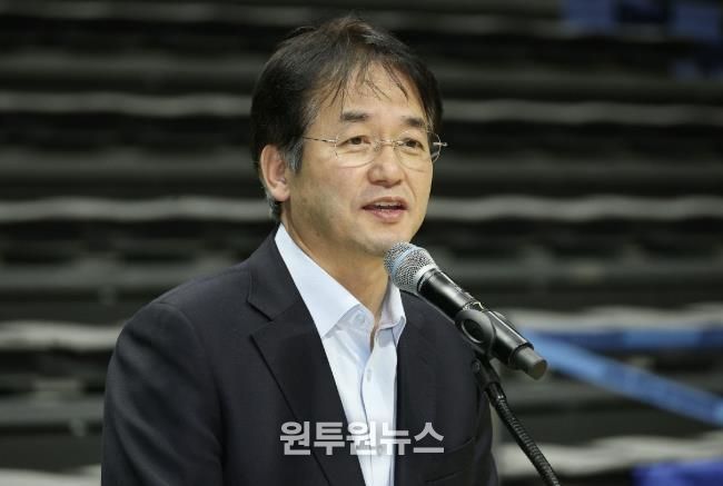 ‘2025년도 어르신 송년 음악회’에 참석해 인사말 중인 이동환 고양특례시장